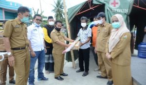287 KK Warga Majene yang Mengungsi di Polman Terima Bantuan Logistik dari Pemkab Majene