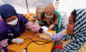 Pemeriksaan Kesehatan Pengungsi di Desa Kabiraan Ulumanda, Ikatek Unhas Gandeng Tim Medis RHC