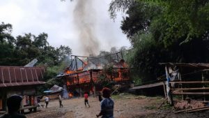 Diduga Akibat Cas HP, Satu Unit Rumah Panggung di Tondon Ludes Dilalap Si Jago Merah