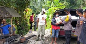 Polres Toraja Utara-Polsek Sanggalangi  Bantu Korban Kebakaran Rumah di Sanggalangi
