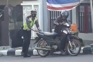 Salut, Polisi Lalu Lintas di Parepare Bantu Bapak Lanjut Usia Dorong Motor
