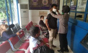 Regident Sat Lantas Polres Pasangkayu Bagi Masker kepada Pendaftar SIM