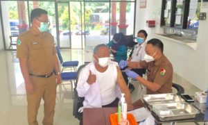 Aturan Baru Terbit, Bupati Toraja Utara Divaksin Covid-19 Tahap Pertama di RSUD Pongtiku