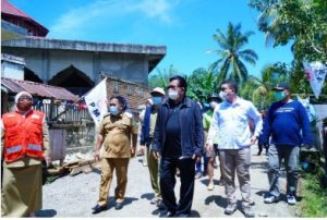 Mantan Gubernur Sulbar Serahkan 150 Baju Gamis dan Sarung di Desa Kabiraan Ulumanda