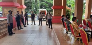 10 Polisi Bersenjata Lengkap Kawal Vaksinasi di Parkiran Kantor Bupati Pasangkayu
