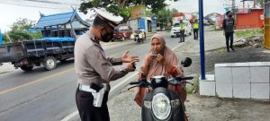 Satlantas Polres Parepare Pasang Stiker dan Bagikan Masker Kepada Pengendara