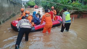 Ribuan Personil TNI Polri Turun Tangan Bantu Korban Banjir di Jakarta