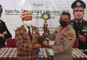 Kapolda Sulbar Kembali Raih penghargaan dari LEPRID dan Komnas Perlindungan Anak