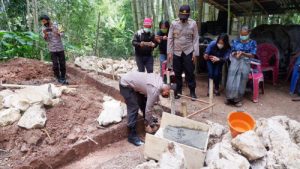 Kapolres Tana Toraja Bantu Nenek Sebatang Kara Bangun Rumahnya yang Terbakar