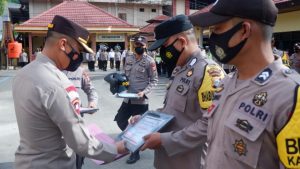 Ingatkan Warga Soal Covid-19, Dua Bhabinkamtibmas di Toraja Terima Penghargaan dari Kapolres