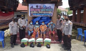 Polres Toraja Utara dan Polsek Sesean Salurkan Bantuan untuk Korban Kebakaran di Pangli