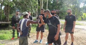 Sedih, Satgas Yonif Raider 100/PS yang Tugas di Papua, Keliling Kampung Pamitan Dengan Masyarakat