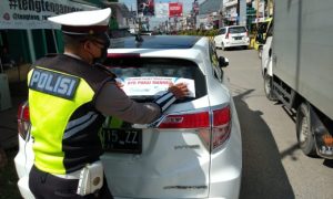 SatLantas Polres Toraja Utara Gencar Bagikan Stiker “Ayo Pakai Masker”