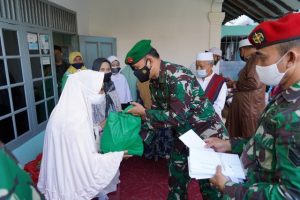 Peringati Isra Mi’raj Danrem 061/SK Santuni Anak Yatim dan Janda Tua
