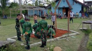 TNI di Perbatasan Sambut Ibadah Minggu Damai Dengan Karya Bakti di Gereja