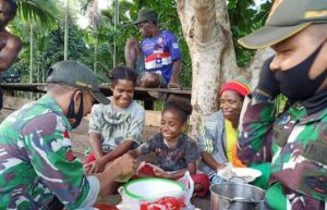 Keren, Prajurit TNI Ajari Mama-mama di Papua Membuat Kue