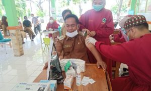 Akhirnya Bupati Majene Lukman, Divaksin Covid-19