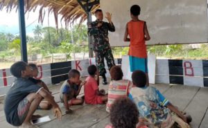 Cerdaskan Anak Bangsa, Tni Ajarkan Anak-anak Berhitung di Perbatasan Papua