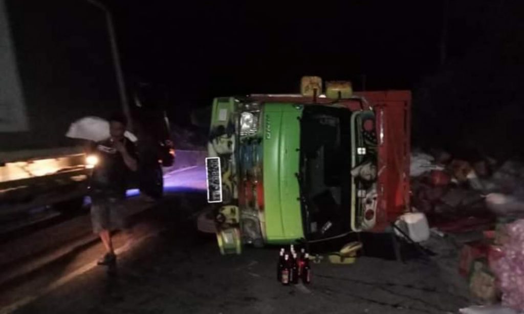 Kembali, Jalan Bergelombang di Rangas Majene Membuat Truk Ekspedisi Cium Aspal