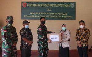 Di Perbatasan RI Malaysia, Satgas Pamtas RI-MLY Yonif 642/Kps Distribusikan Alkes