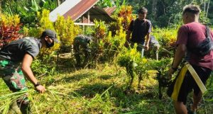 Jelang Paskah, Satgas Yonif 642/Kps Bersama Warga Dusun Paub Bersihkan Makam
