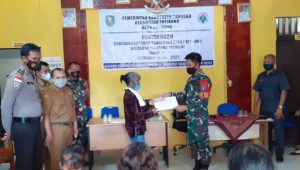 Satgas Yonif 642/Kps Dampingi Penyaluran BLT-DD Untuk Warga Desa Entikong