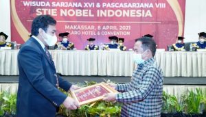 Ratusan ASN Majene Kuliah di STIE Nobel, Bupati Majene Terima Penghargaan