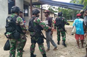Satgas Yonif 512 Kunjungi Warga Perbatasan Papua yang Berduka