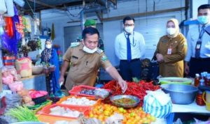 Sidak Pasar, Harga Ayam Potong di Pasar Sentral Majene Melonjak