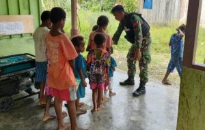 Satgas Yonif 512 Tingkatkan Semangat Belajar Dengan Bagikan Buku Tulis