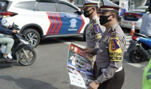 Sat Lantas Polres Parepare Bagi-bagi Kalender di Jalan Raya