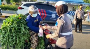 Patut Dicontoh, Sat Lantas Polres Pasangkayu Bagi Takjil di Bundaran Smart