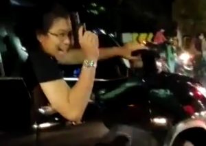 Viral, Tabrak Motor Wanita, Pengemudi Fortuner Malah Ancam Warga dengan Pistol