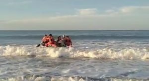 Pagi Ini, Tim SAR Gabungan Kembali Cari Rahmat, Korban Tenggelam di Pantai Mampie