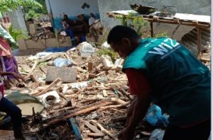 Pasca Banjir NTT, Relawan Wiz Bantu Bersihkan Rumah Warga dari Lumpur