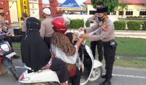 Sat Sabhara Bagikan Ta’jil di Depan Mapolres Pasangkayu