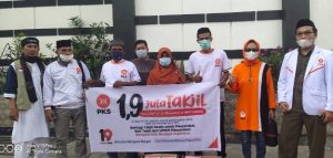 Target 1,9 Juta Takjil se Indonesia, PKS Majene Bagi Takjil 200 di Jalan