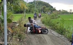 Jalan Berlumpur dan Becek, Warga Keluhkan Jalan Ammesangeng Soreang