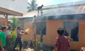 Alat Seadanya, Polisi Padamkan Api yang Bakar Rumah Warga di Letawa