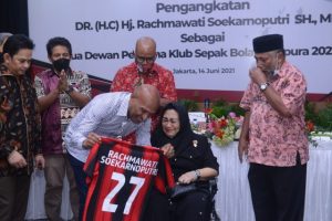 Air Mata Rachmawati Soekarnoputri Mengalir Saat Terima Kostum Persipura Jayapura