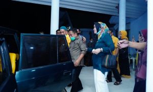 Isak Tangis Warnai Kepergian Lukman Tinggalkan Rujab Bupati Majene