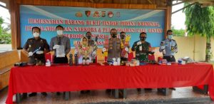 Ratusan Botol Miras Oplosan dan Knalpot Racing Dilindas Polisi dengan Alat Berat