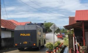 Water Canon Polres Pasangkayu Semprot Disinfektan di Kampung Tengah
