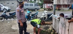 Langgar Prokes di Pasar Tampaure Pasangkayu, 47 Warga Disanksi Bersihkan Parit