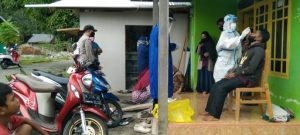 Bhabinkamtibmas Desa Sarude Dampingi Tim Tracer Periksa Pendatang dari Luar Daerah
