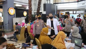 Kapolda Sulsel Tinjau Program 10.000 Vaksinasi di Mall Ratu Indah Makassar