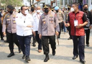 Kapolri Tinjau Langsung Proses Vaksinasi Massal Buruh, Ini Harapannya