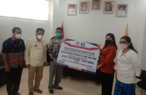 Eva Stevany, Anggota DPR RI Komisi X Serahkan Bantuan PIP ke Pemkab Toraja Utara