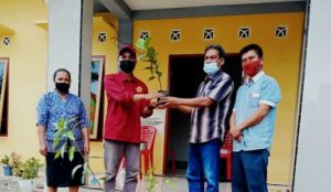 Patut Diapresiasi, Mahasiswa KKN UKI Toraja Serahkan Bibit Holtikultura ke Lembang Bangunlipu