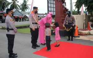 Kedatangan Kapolres Pasangkayu yang Baru Disambut Pengalungan Bunga Polisi Cilik